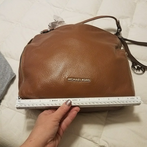 Authentic Tan Michael Kors Hobo Handbag - Picture 5 of 8